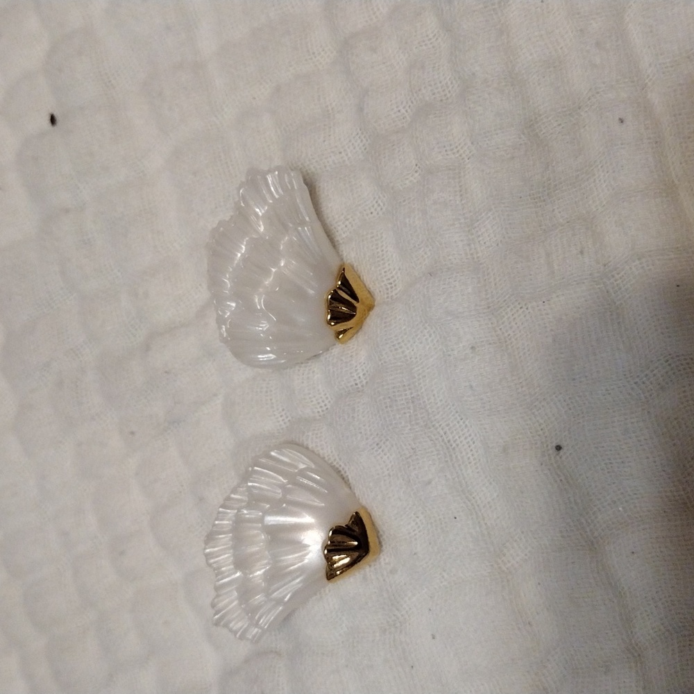 Vintage retro Chic earrings white plastic fan shaped shells with goldtone trim - Picture 1 of 3